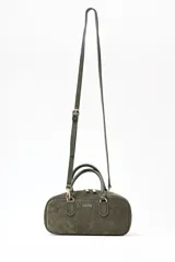 Cartera tipo satchel o bowling bag de cuero gamuzado color verde oliva. Posee dos asas superiores de mano y herrajes metálicos dorados. El nombre de la marca "Lolita" está grabado en dorado en el frente.