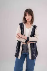 Kimono largo de lino color negro con mangas largas y bordados blancos de inspiración étnica.