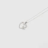 Conjunto de collar y dije de plata 925 con forma de corazónes entrelazados y circonias.