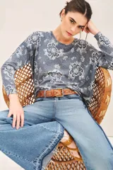 Sweater azul con estampado floral en blanco.