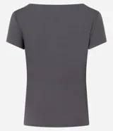 Blusa gris de rib con escote bote y manga corta.