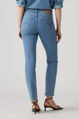 Pantalón de jean celeste de tiro alto y corte recto.