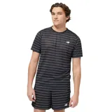 Remera deportiva New Balance negra con finas rayas horizontales blancas y logo de la marca en el pecho.