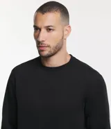 Buzo deportivo negro de poliéster con cuello redondo y mangas largas.