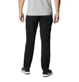 Pantalón de trekking color beige, con tecnología Omni-Shield de repelencia al agua y Omni-Shade de protección solar UPF 50. Cuenta con elástico parcial en la cintura, bolsillos para las manos, bolsillo de seguridad con cremallera y bolsillos traseros.