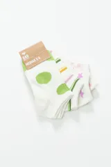 Pack de cuatro pares de medias soquete blancas con diferentes estampados: lunares verdes, rayas de colores, estrellas lilas y cuadros rosas.