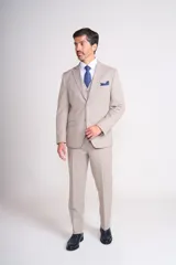 Chaleco de vestir color beige, con solapas y cierre con botones.