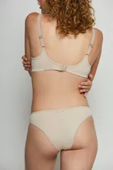 Soutien blanco sin aro, con breteles finos y espalda deportiva.