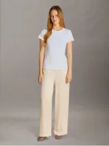 Remera blanca de algodón con cuello redondo, mangas cortas y logo de Calvin Klein Jeans estampado en el pecho.