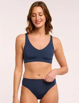 Conjunto de lencería azul con bralette de acabado invisible, con almohadillas removibles, tirantes regulables y espalda en U. Incluye bombacha tipo bikini con detalle de puntilla.