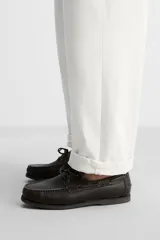 Zapato náutico de cuero marrón oscuro con efecto desgastado, forro y plantilla de cuero, horma redonda y suela a tono. Edición limitada.