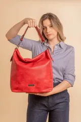 Cartera bandolera color marrón claro, de símil cuero, con dos divisiones internas, asa corta fija y correa larga regulable.