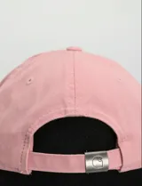 Gorra de béisbol rosa con logo de Carhartt bordado en blanco.