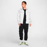 Pantalón de jogging negro de Nike, modelo Club, con cintura elástica ajustable con cordón, bolsillos laterales y bolsillo cargo con logo bordado en la pierna derecha.