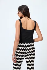 Body de lycra con estampado animal print de leopardo, escote cuadrado y breteles anchos.