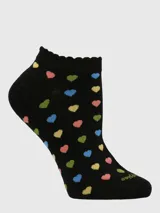 Calcetín corto negro con estampado de corazones pequeños en colores pastel (rosa, amarillo, verde, azul). Presenta un borde superior festoneado y suave.