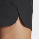 Shorts de training Adidas negros, de tiro alto y corte clásico, confeccionados con tejido liviano y tecnología CLIMACOOL para dispersar el sudor. Presentan aberturas laterales para mayor amplitud de movimiento y el logo de Adidas en blanco en la pierna izquierda.