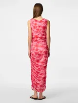 Vestido midi sin mangas, color rosa con estampado floral en tonos rojos. Presenta cuello bote y un ajuste ceñido con frunces laterales que crean un efecto drapeado en la falda.