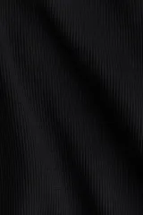 Top corto negro de punto acanalado, con hombros descubiertos y mangas cortas abullonadas con elástico revestido.