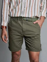 Bermuda color verde militar con cinturón trenzado verde y hebilla dorada.