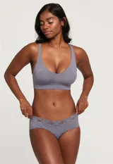 Panty hipster gris con detalle de encaje en la cintura, marca Montelle.