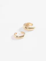 Set de dos aros earcuff dorados con forma de letra C.
