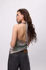 Top marrón con tiras en el cuello para regular el drapeado, confeccionado en tela plisada.