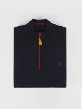 Sweater azul marino de hilo con medio cierre frontal con cremallera y detalles en rojo en cuello y puños.