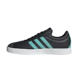 Championes Adidas VL Court Mercedes AMG Petronas F1 Team, color negro con detalles en celeste y blanco. Presentan las tres tiras características de Adidas en los laterales, logo de Mercedes AMG Petronas F1 Team y suela de goma.
