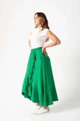 Pollera larga color verde esmeralda, de corte evasé, con cintura elastizada y volantes diagonales en el frente.