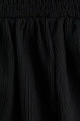 Vestido midi negro con breteles finos ajustables, escote recto, cuerpo ajustado con punto smock y falda con vuelo.