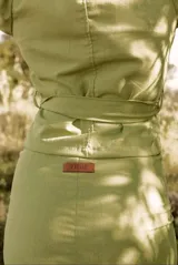 Pollera larga de seda color crudo con lunares celestes.