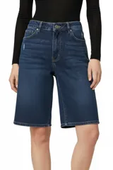 Bermuda de jean azul oscuro, tiro alto y corte ancho.