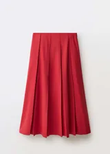 Falda midi color rojo con tablas y forro interior.