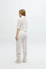 Pantalón cargo de tiro medio color blanco, confeccionado en crochet y lino broderie.