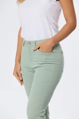 Pantalón de gabardina color verde claro, con corte recto, tiro medio, cinco bolsillos y spandex.