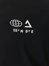 Camiseta negra de manga corta con cuello redondo y estampado pequeño en el pecho con un globo terráqueo, un triángulo y coordenadas.