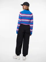 Pantalón cargo negro de corte holgado con cintura elástica y bolsillos laterales.