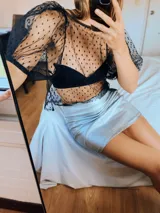 Minifalda rosa metalizada de gabardina, tiro alto y corte ajustado.
