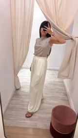 Blusa de tirantes con detalles de encaje en las mangas, en tonos neutros.