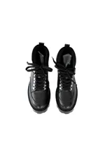 Borcego negro de cuero sintético con textura croco, cordones negros y suela track.