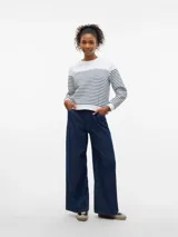 Buzo blanco con rayas horizontales azules y detalle de línea roja con la palabra 'Happiness' bordada en rojo.