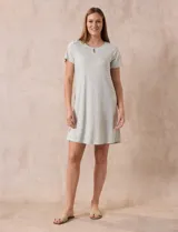 Camisón corto de tejido soft estampado, marca René Rofé. Tiene escote redondo con abertura y mangas cortas.