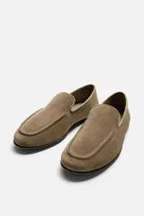 Mocasín de hombre color marrón claro, fabricado en piel con acabado serraje, horma redonda y suela ultrafina.