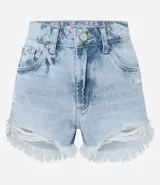 Short de jeans azul claro, modelo slim fit, con roturas y terminación deshilachada en el ruedo. Presenta tiro medio/alto con trabillas para cinturón y cierre frontal tradicional.