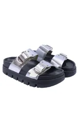 Sandalias negras con plataforma y dos tiras anchas con hebillas metálicas ajustables.