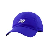 Gorro deportivo New Balance color azul con logo bordado en blanco en el frente.