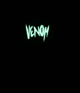 Remera negra de algodón, corte regular, con cuello redondo y mangas cortas. Estampa del personaje Venom en la espalda.