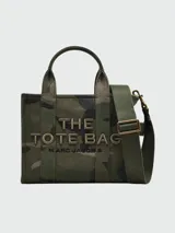 Bolso tote pequeño Marc Jacobs modelo The Camo Jacquard, con estampado de camuflaje en tonos verde y marrón. Incluye doble asa de mano y correa bandolera extraíble.