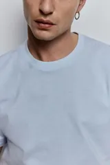 Remera celeste de corte estándar, con cuello redondo ribeteado y bajo recto. Confeccionada con tejido funcional COOLMAX®, una fibra de poliéster de secado rápido que elimina la humedad y regula la temperatura corporal.